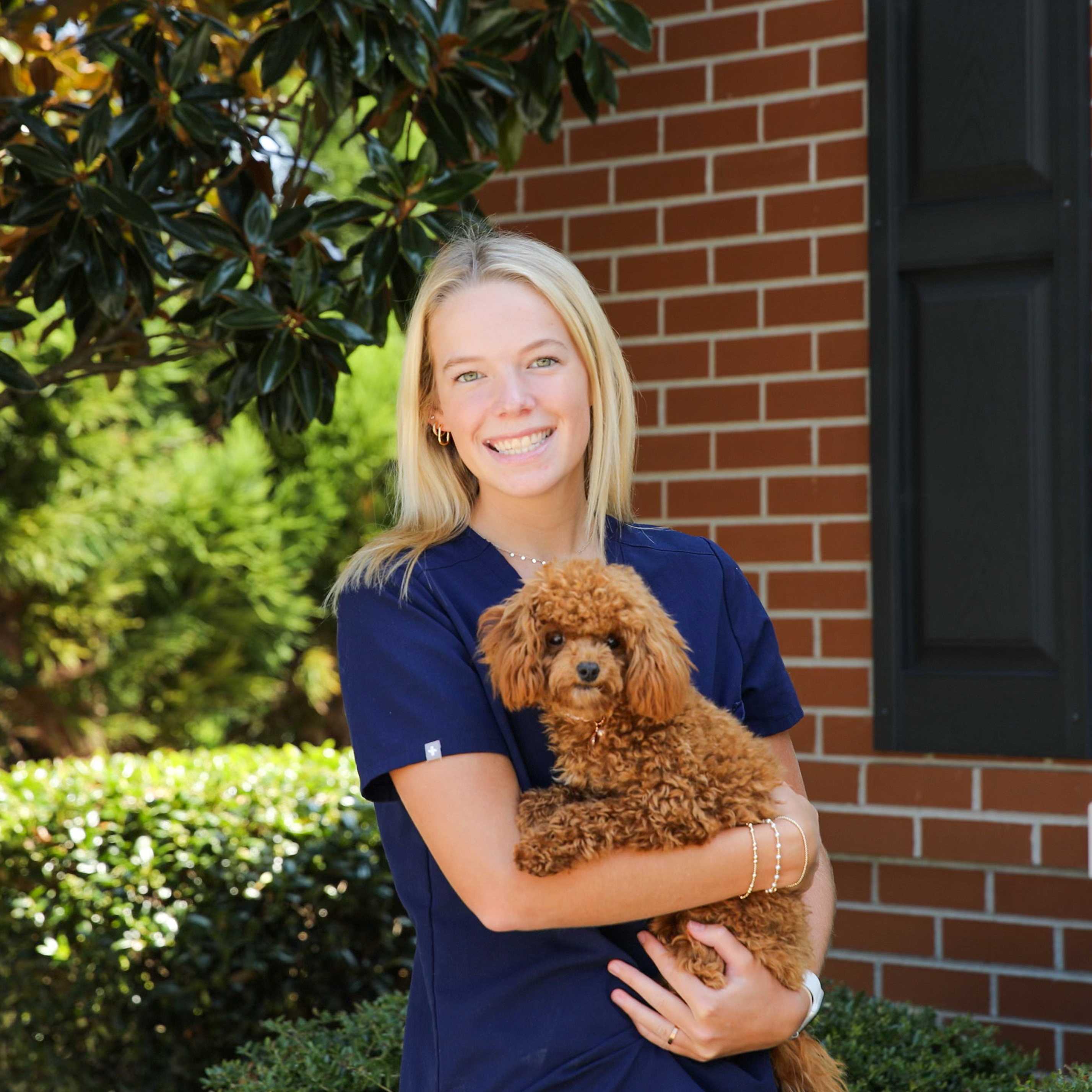 Addie Dove<br />
Veterinary Assistant 